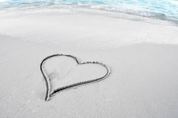 Coeur dessiné sur la plage de la mer