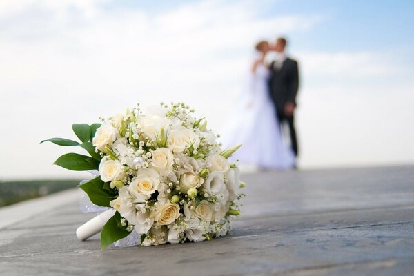 Foto di nozze di sposi con bouquet