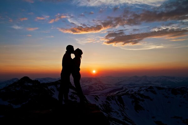 Liebespaar auf Sonnenuntergang Hintergrund