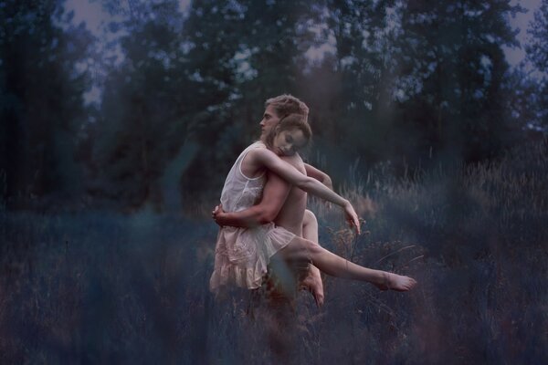 Pareja joven en el campo nocturno