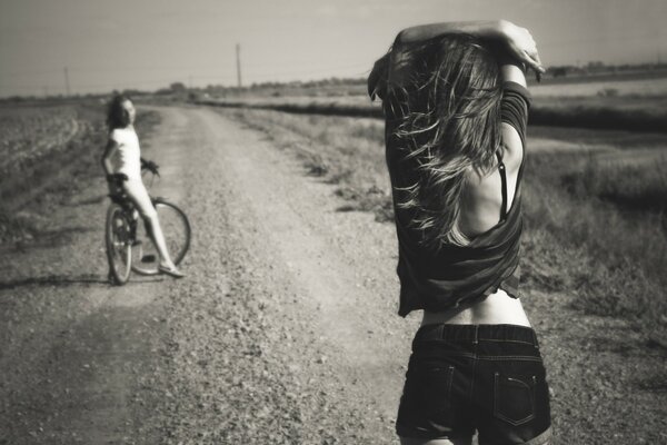 Marcher les jeunes filles sur la route