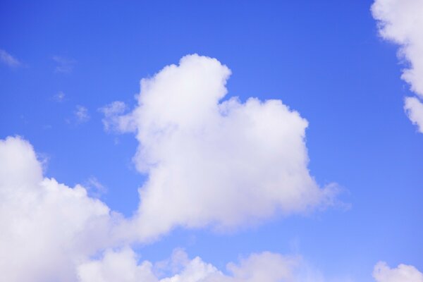 Воздушное облако в форме сердца