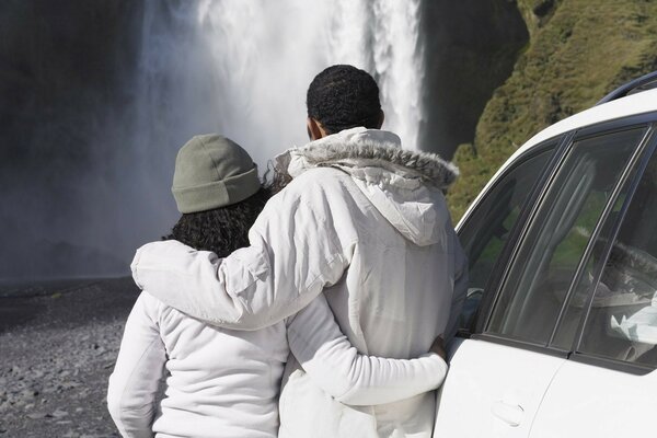 Auto parcheggiata vicino alla cascata