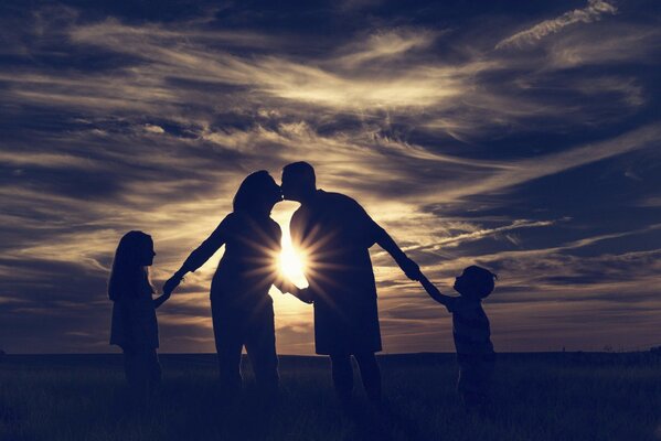 Famiglia sullo sfondo del tramonto