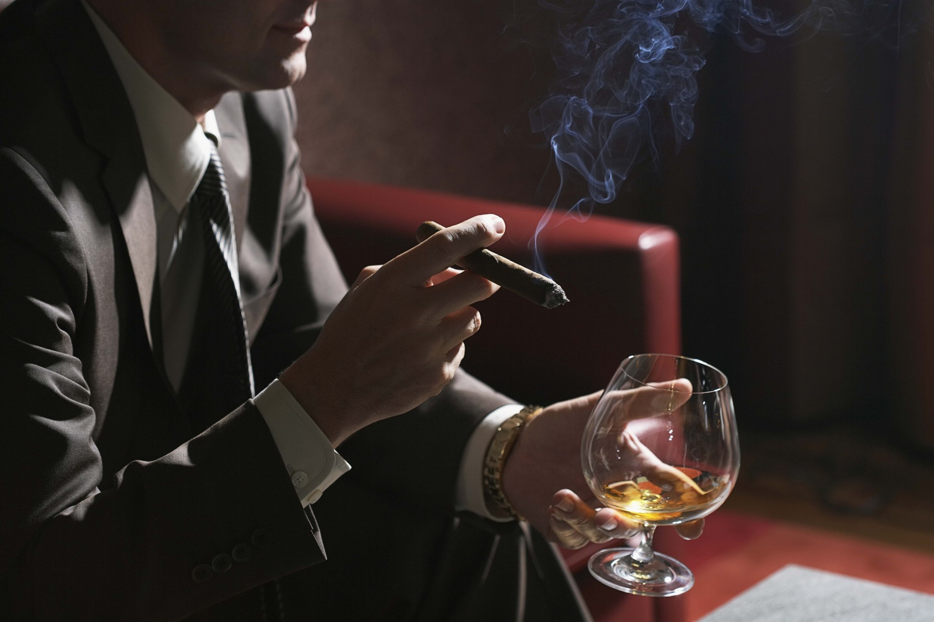 homme fumée verre cigare mains whisky homme d affaires