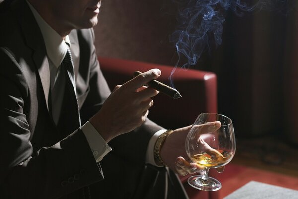 Hombre brutal con whisky y cigarro