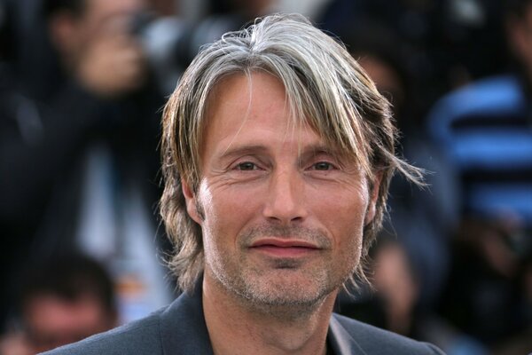 Mads Mikkelsen schaut in die Kamera