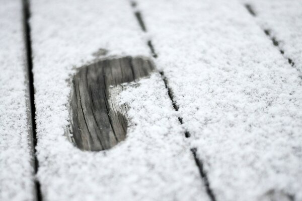 Spur auf einer dünnen Schneedecke