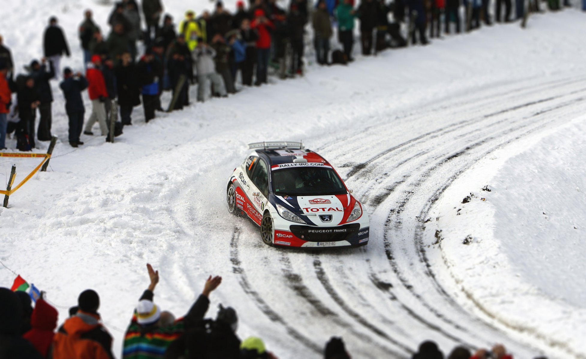 peugeot wrc zlot rajd auto samochód sport poślizg zima śnieg zakręt ludzie fani wyścig