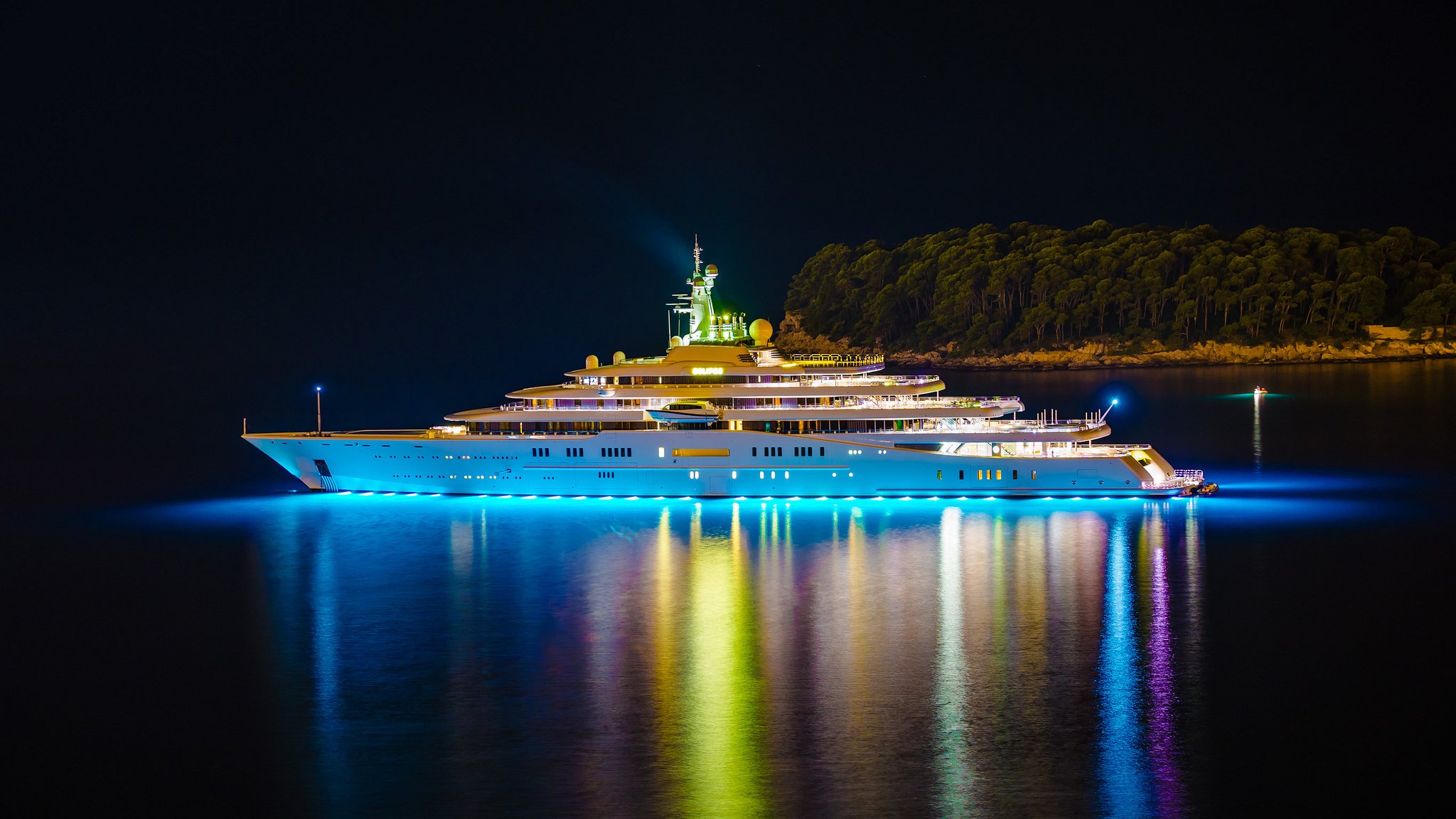 luxus mega yacht sonnenfinsternis lichter nacht insel bäume