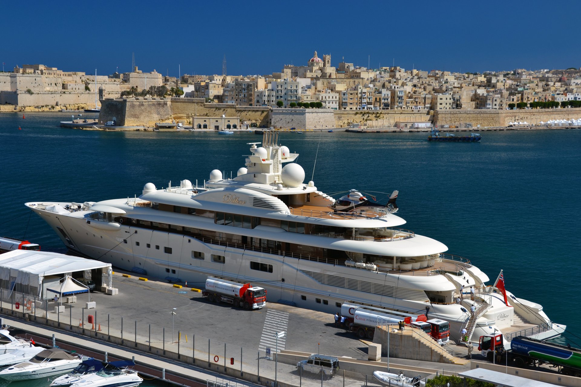 blanco mega yate helicóptero puerto reabastecimiento de combustible ciudad malta valeta arquitectura dilbar valeta