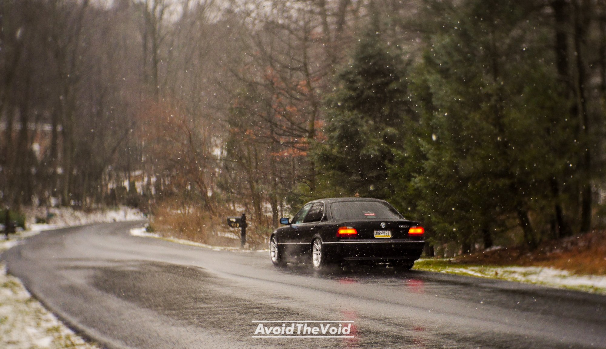 bmw 740 e38 boomer siódemka śnieg droga pochmurno