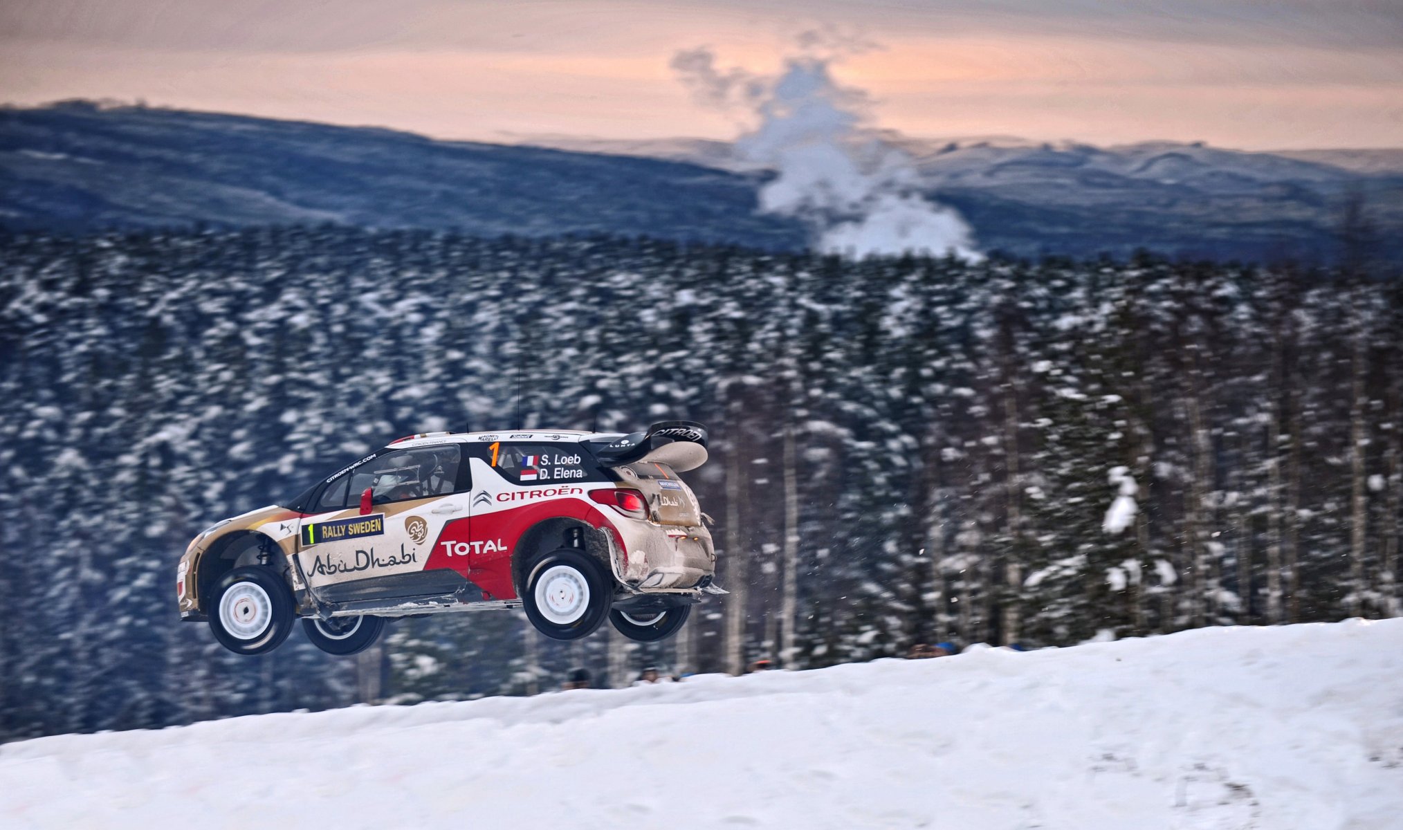 citroen ds3 rallye cmr rallye auto sébastien loeb daniel elena citroen voiture sport compétition hiver neige dans l air vue latérale forêt