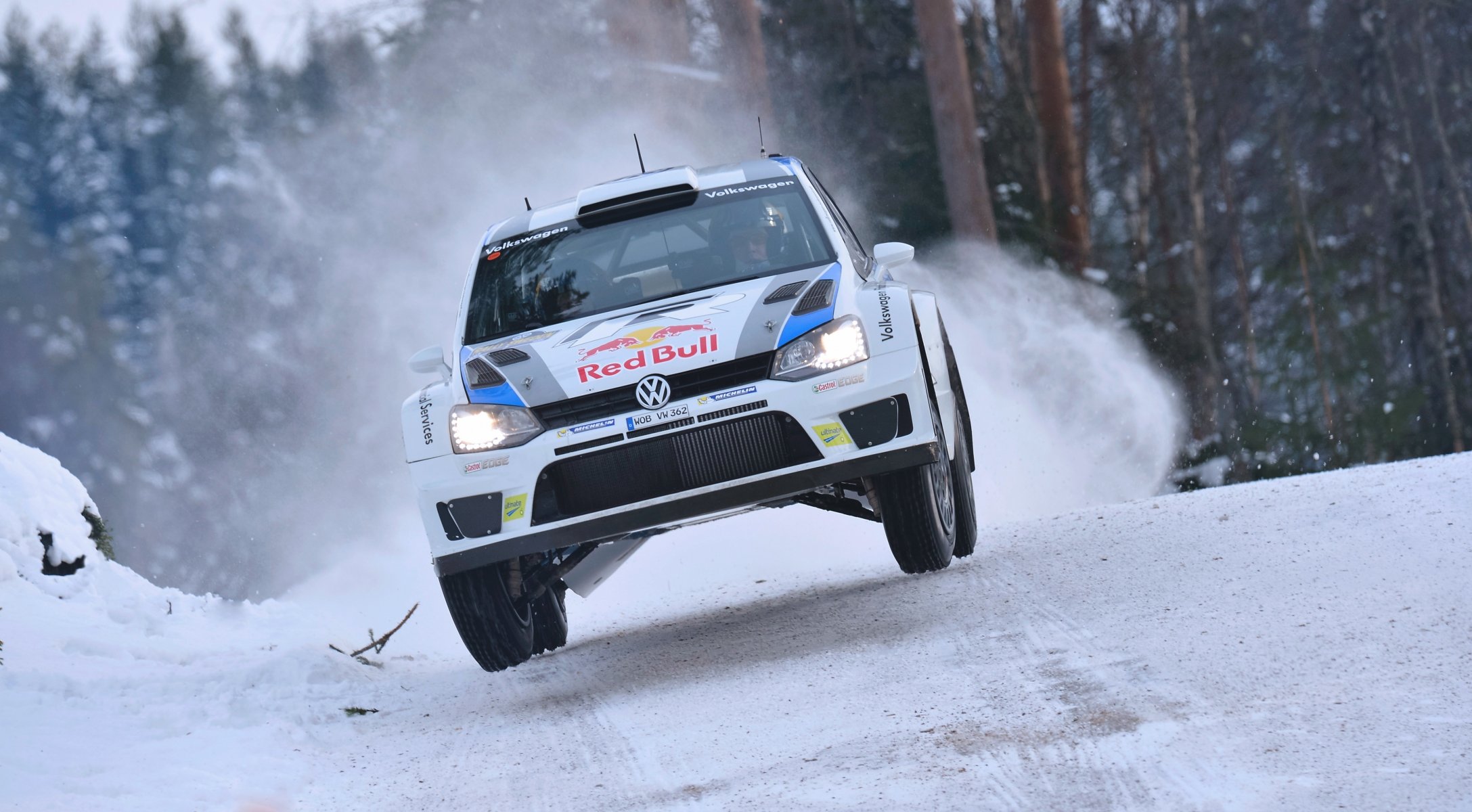 volkswagen polo wrc rallye sport voiture rallye blanc auto taureau rouge vitesse hiver neige avant capot phares logo course