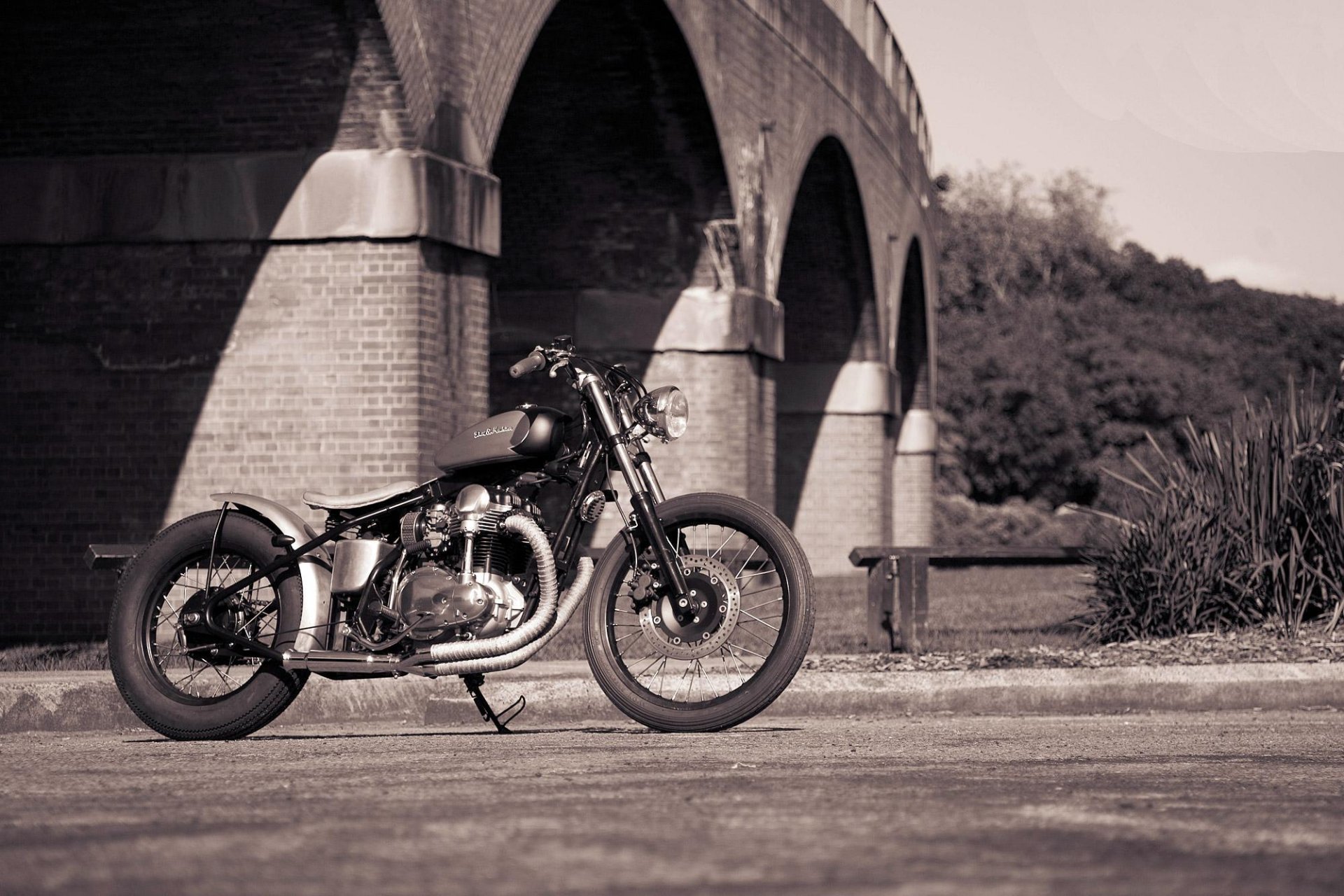 kawasaki w650 bobbersake v1 deusesmachina motocykl bobber styl oś