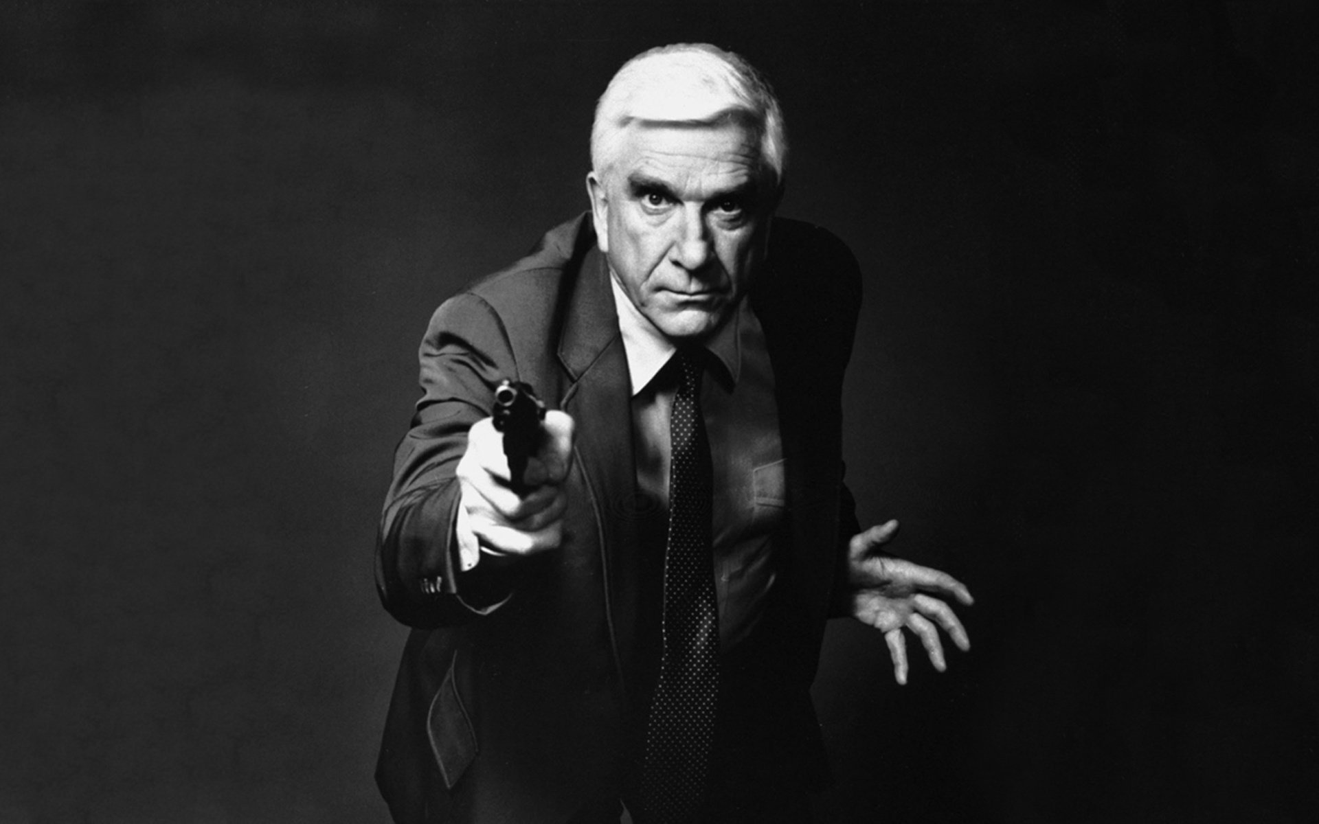 pistola desnuda leslie nielsen leslie nielsen comediante comediante actor pistola blanco y negro vista ojos