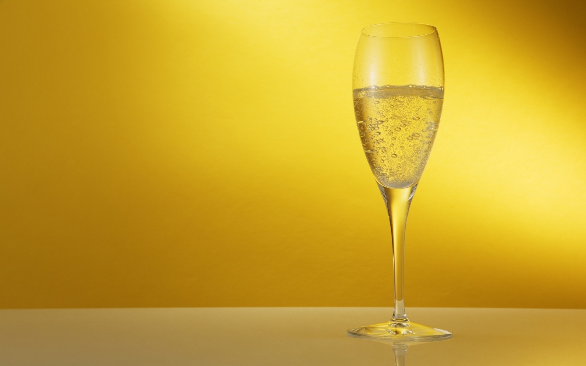 sfondo vetro champagne bicchiere di vino giallo