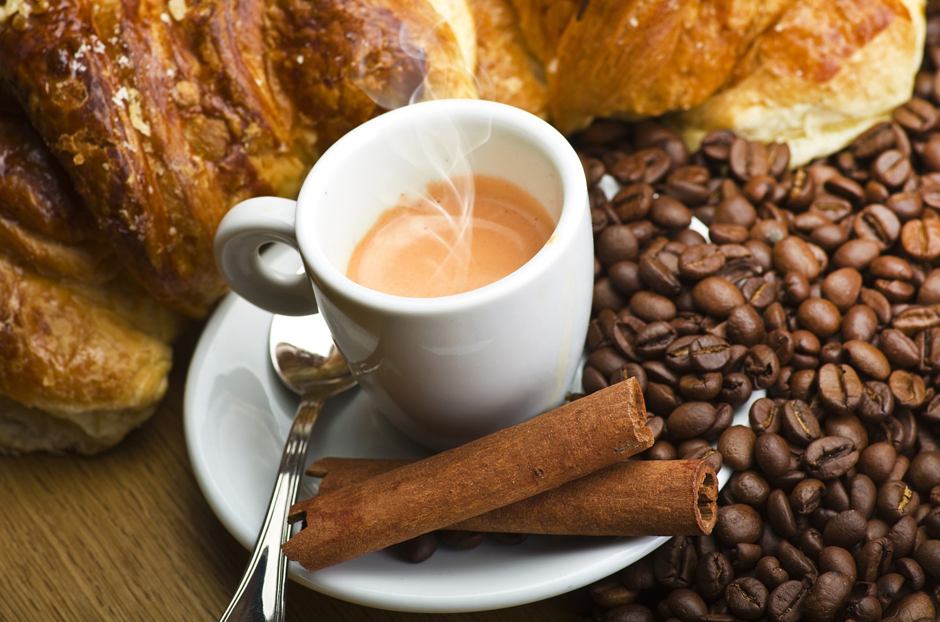 croissant palitos café granos espresso canela taza