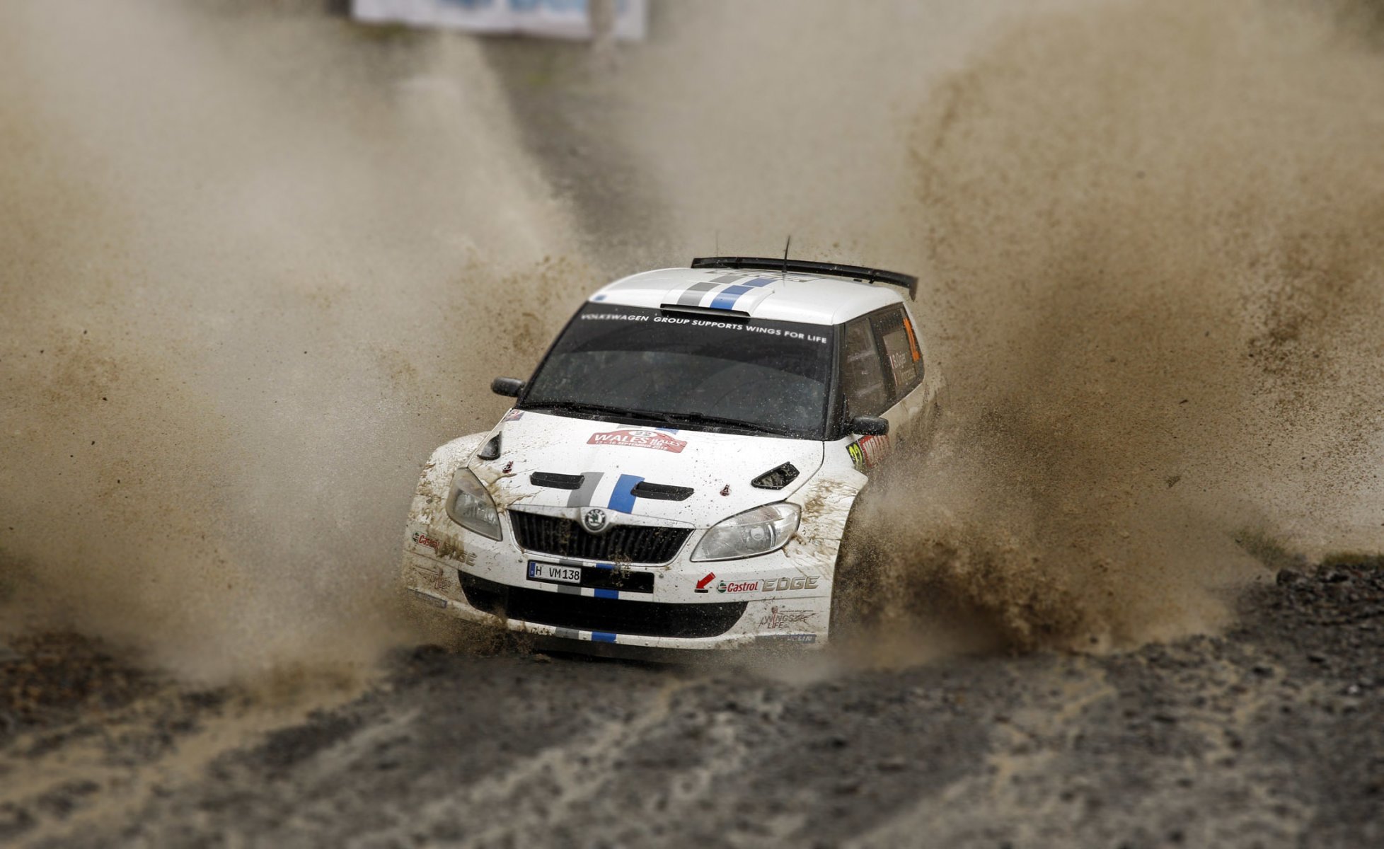 koda fabia rally wrc auto fabia auto rally gara bianco sport spruzzi pozzanghera fango