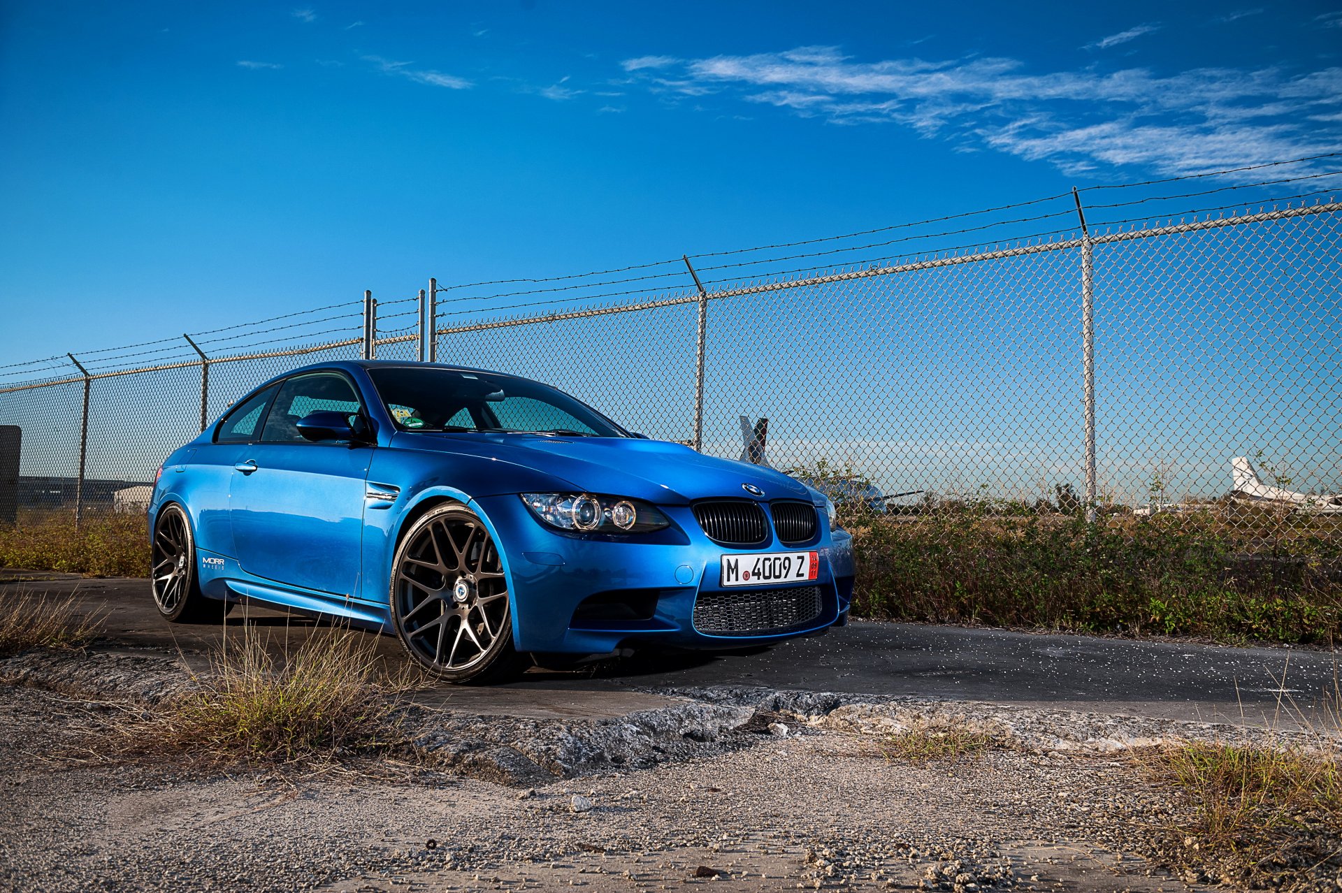 bmw m3 e92 bleu bmw vue de face lumière du jour garde-corps ciel nuages