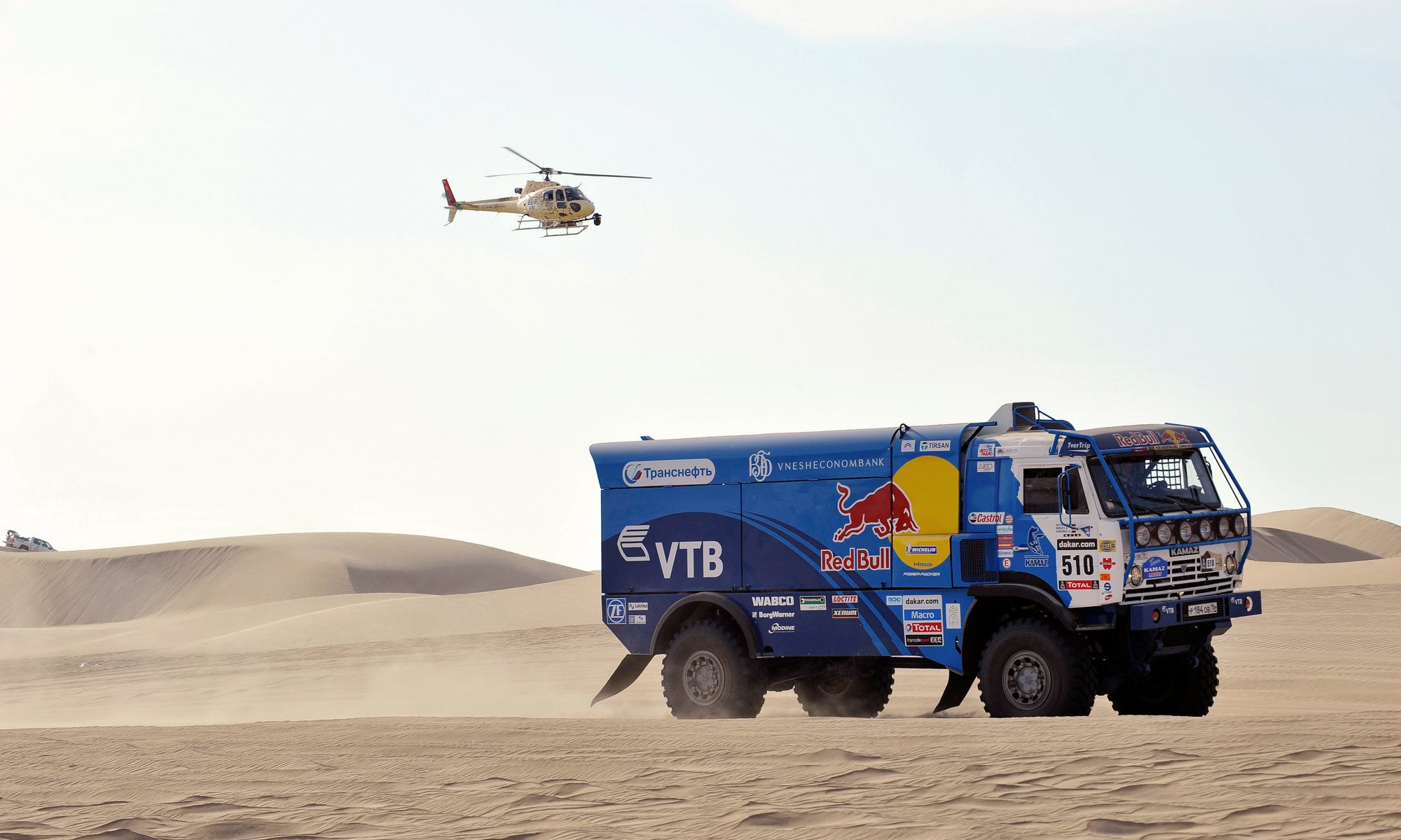 kamaz camion rallye dakar bleu taureau rouge vue latérale auto voiture hélicoptère désert course sport chaleur jour rallye