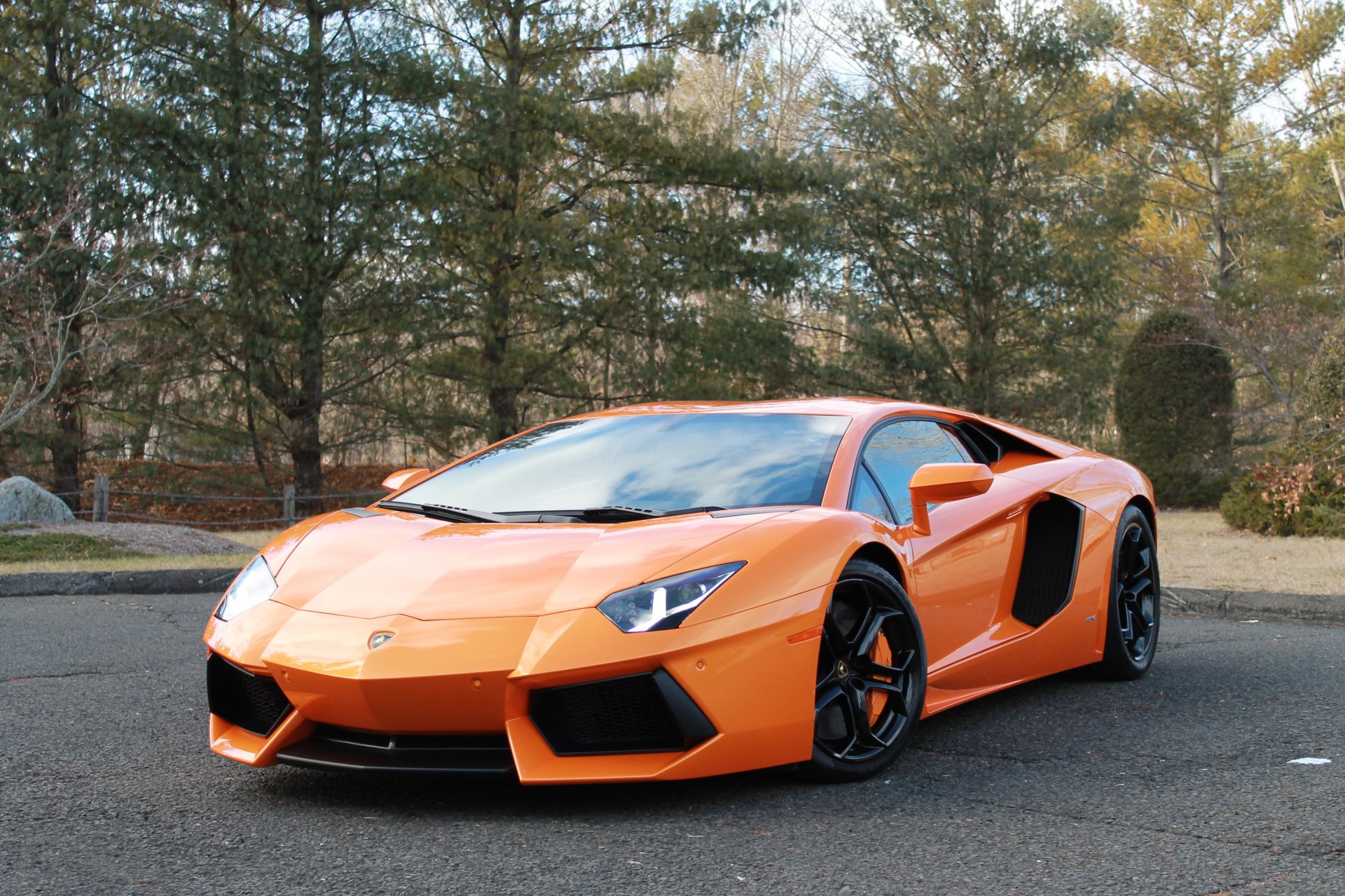 lamborghini aventador lp700-4 naranja lamborghini aventador reflexión luz de faro árboles