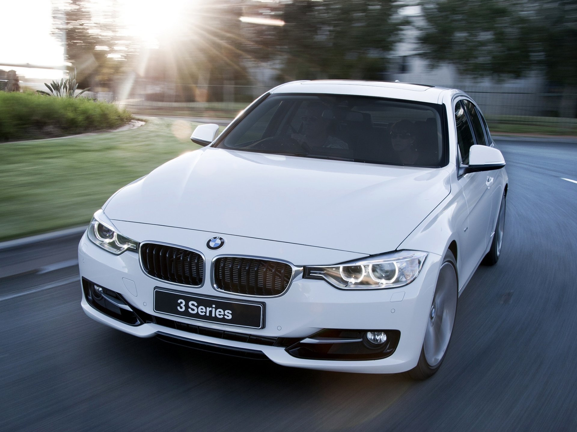 bmw 328i sedán sport line bmw blanco frente carretera sol