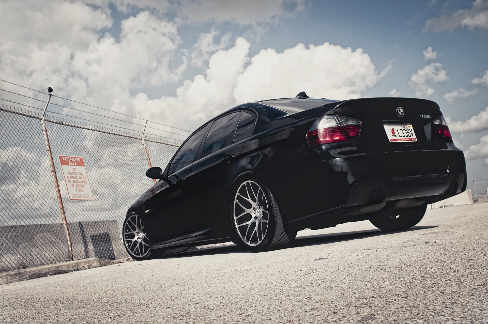 bmw serie 3 335i negro bmw parte trasera cerca cielo nubes