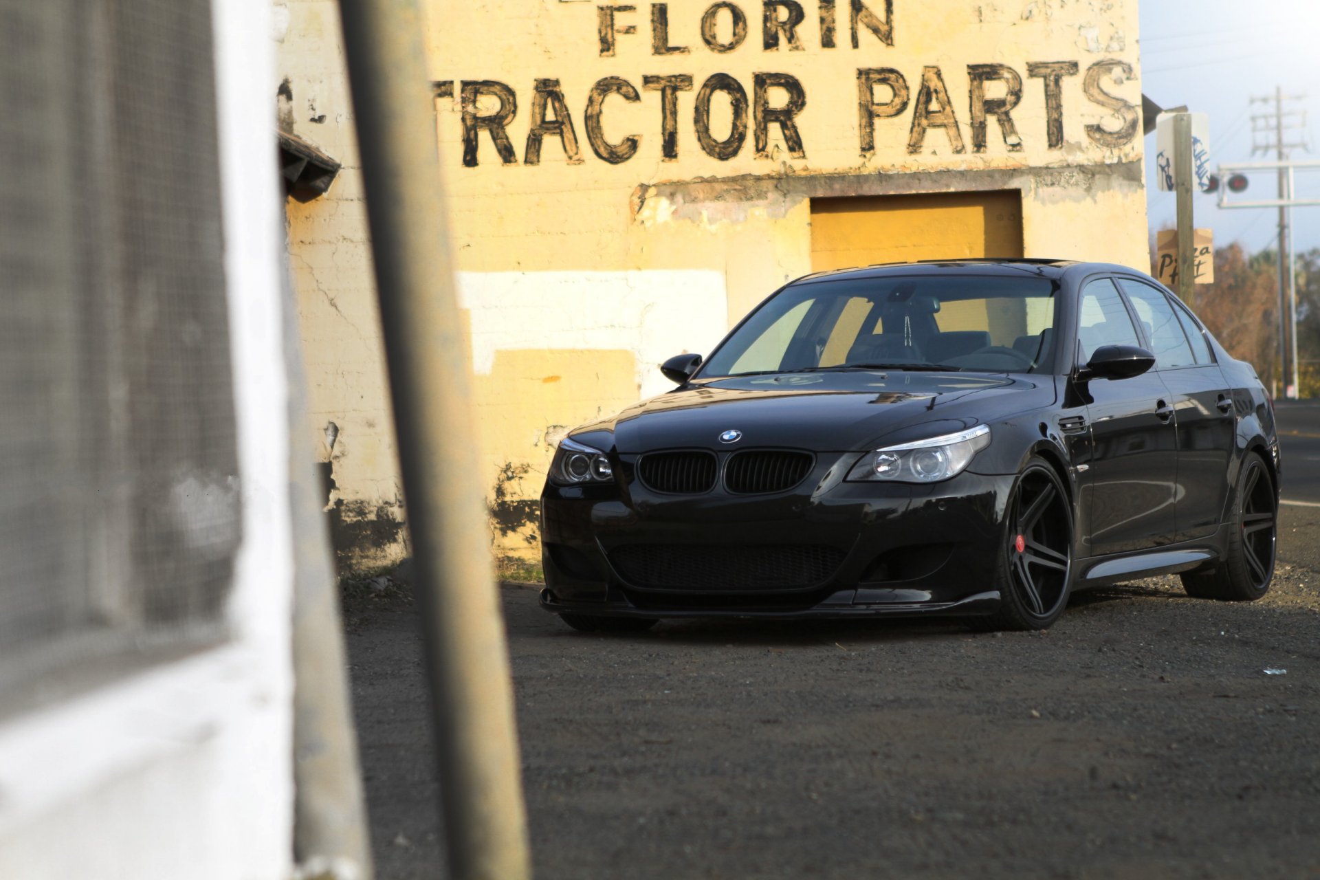 bmw m5 e60 noir bâtiment jaune bmw vue de face inscription