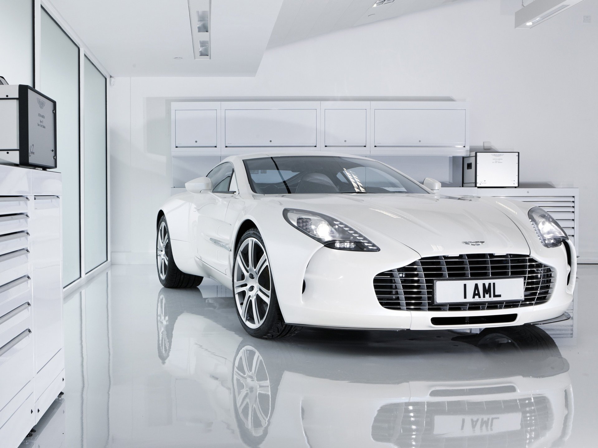 one-77 aston martin white biały boks odbicie aston martin