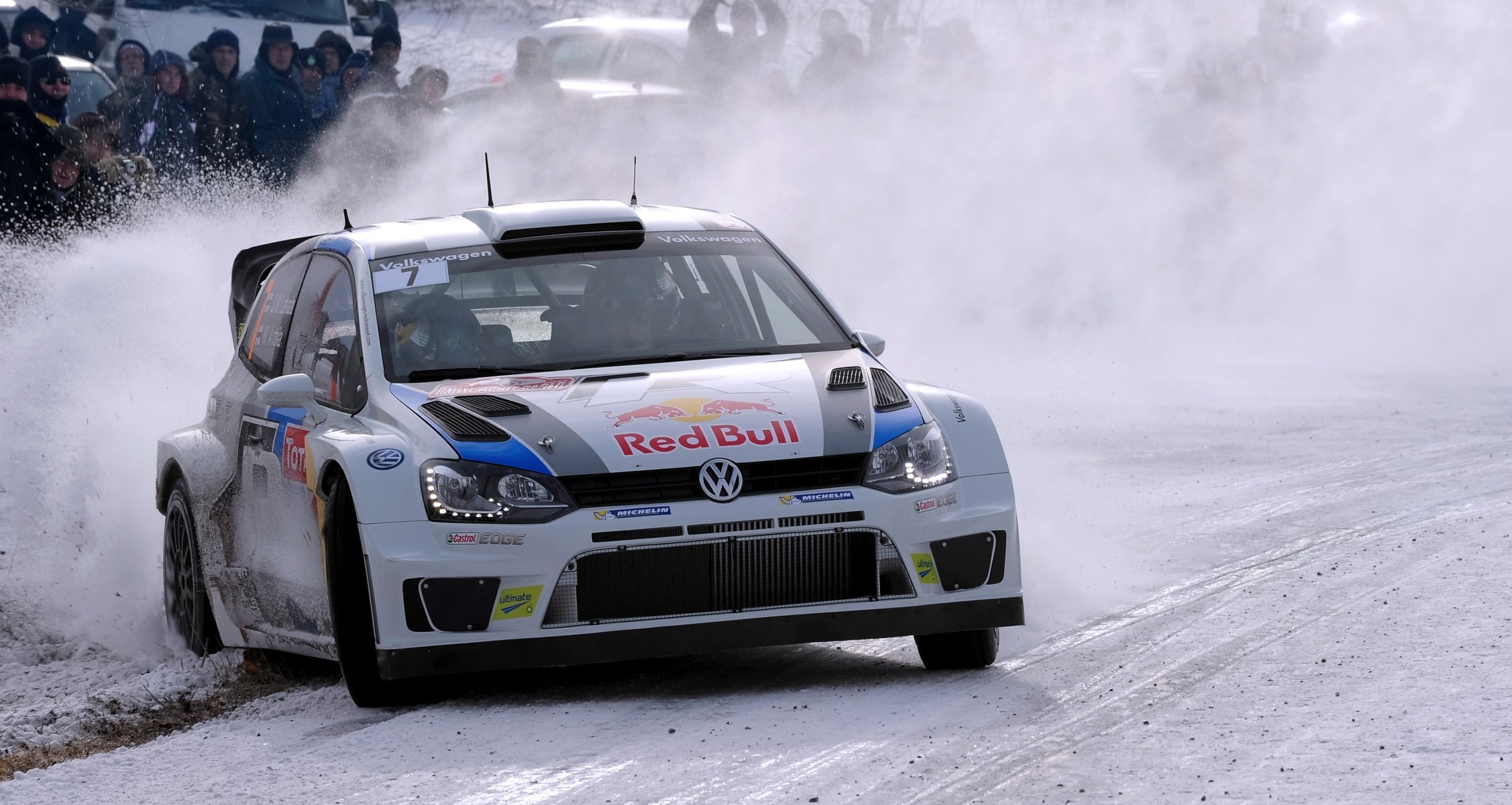 volkswagen polo wrc rally deporte coche rally blanco auto toro rojo frente faros logotipo invierno nieve capó derrape