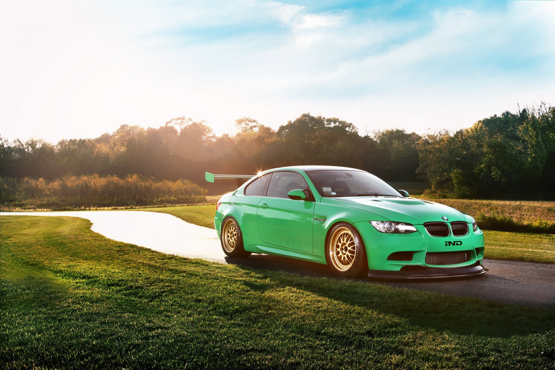 ind bmw m3 coupe infierno verde s65 e92 frente bólido bmw cielo sol resplandor