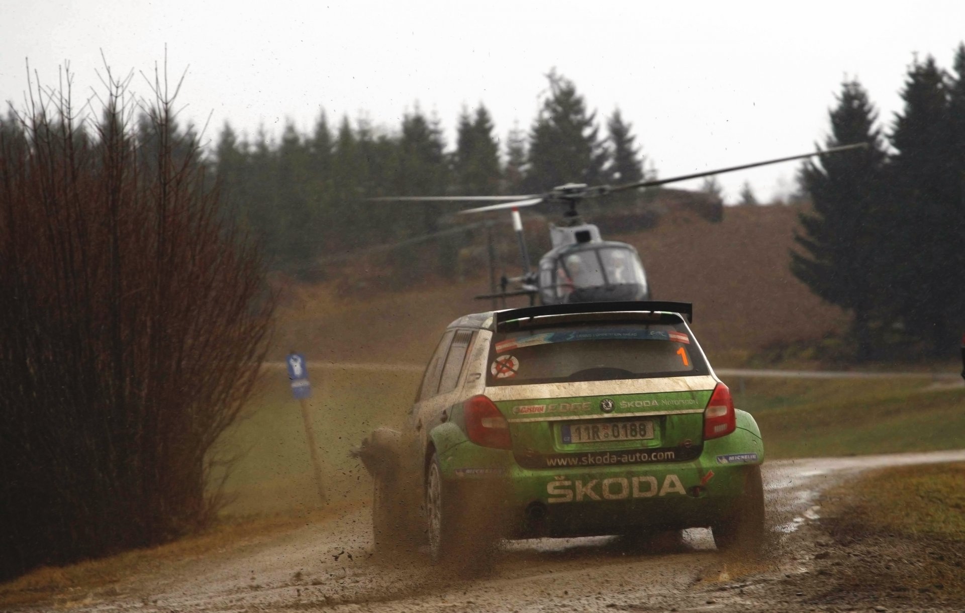 koda fabia rajd wrc auto fabia samochód rajd wyścig sport samochód helikopter błoto pochmurno brudny