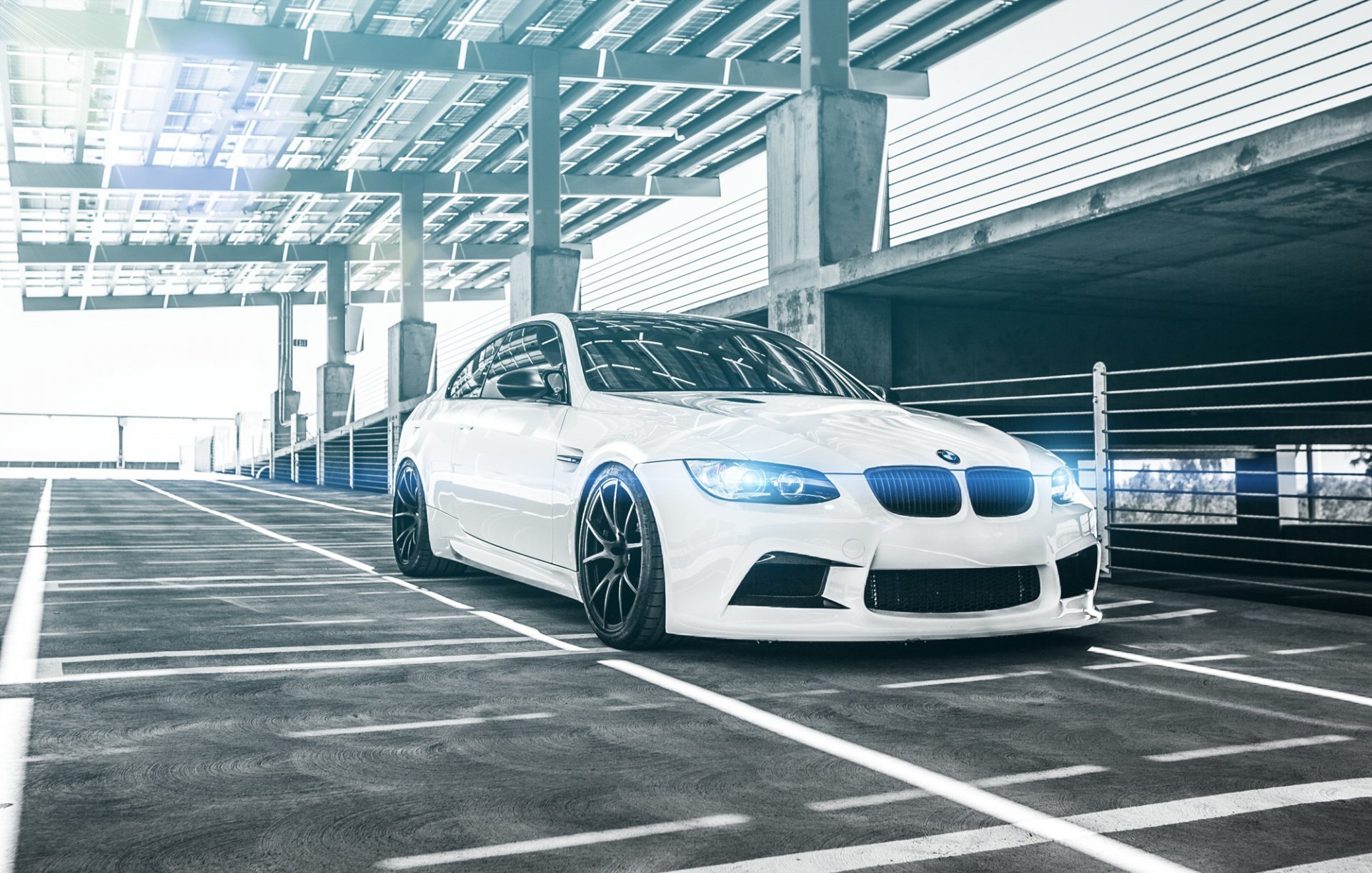 bmw m3 coupé e92 bianco anteriore parcheggio abbagliamento