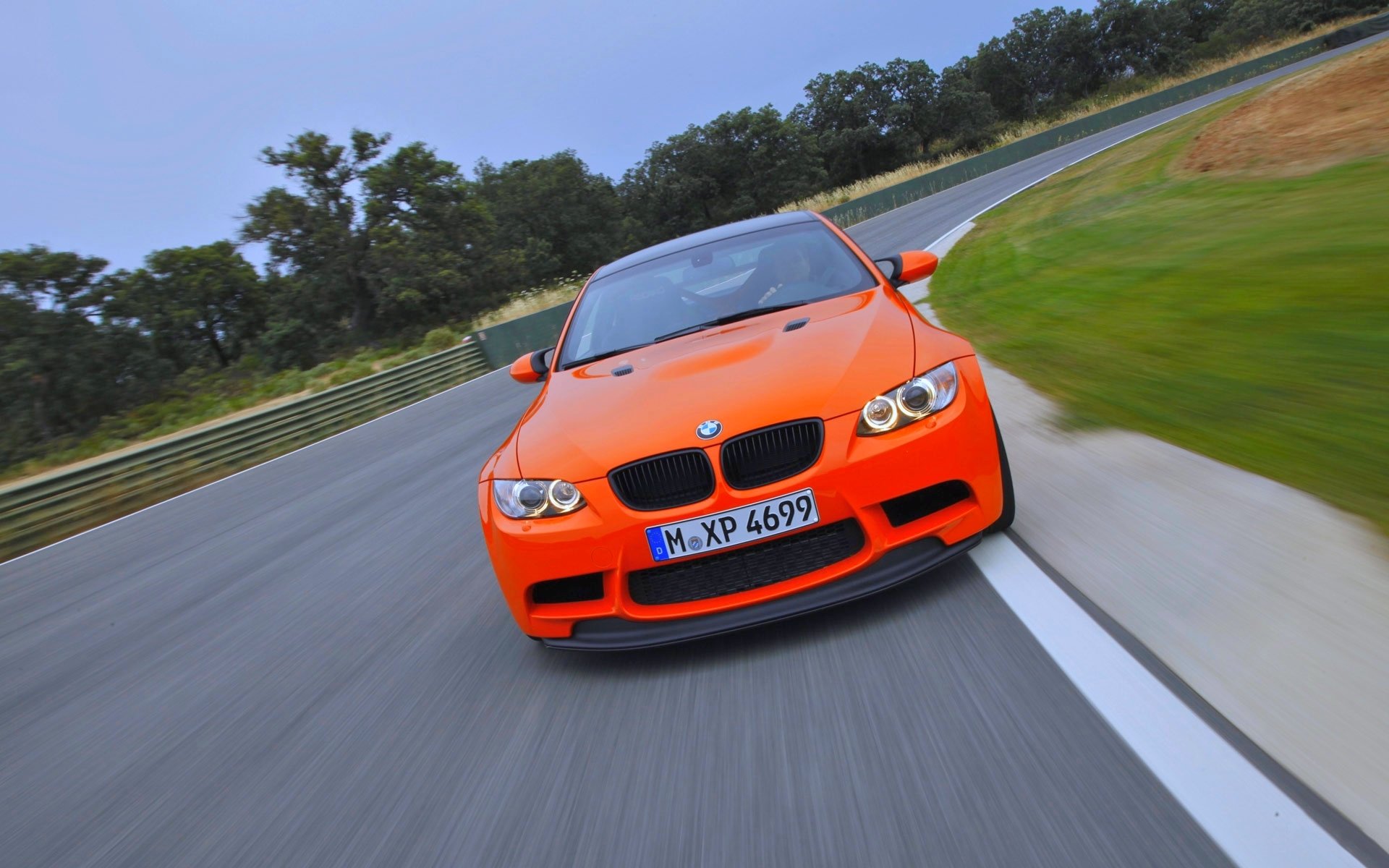 bmw m3 gts bmw orange auto in bewegung straße front kühlergrill