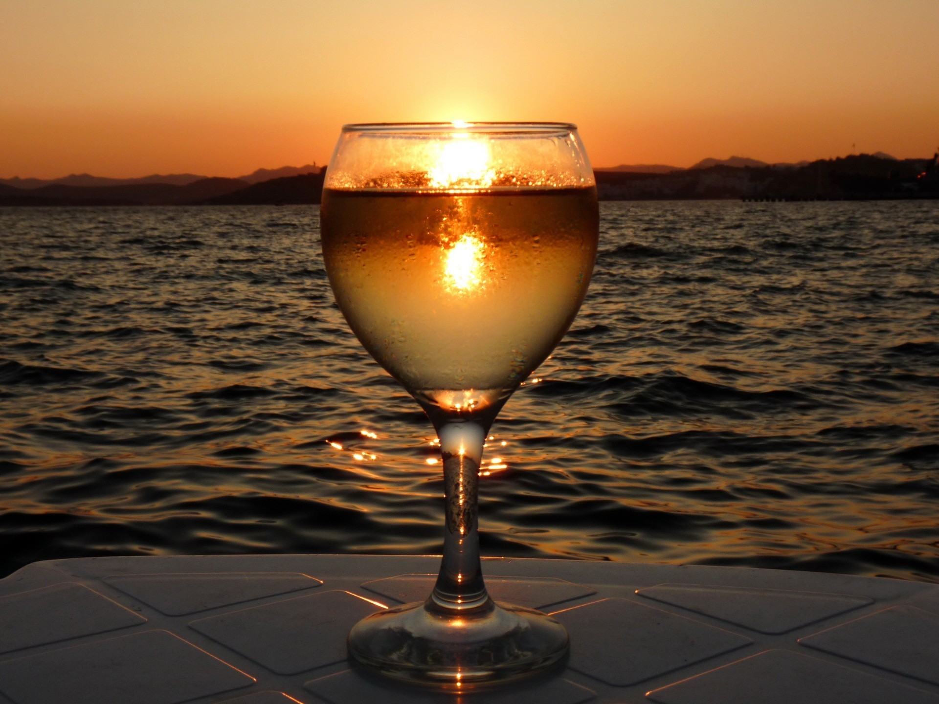 verre à vin coucher de soleil eau