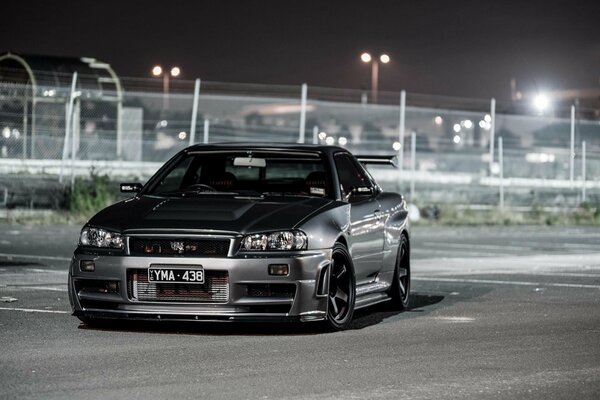 Nissan GTR r34 en las calles de la noche