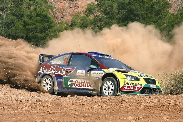 Ford con skid entra in una curva nel deserto