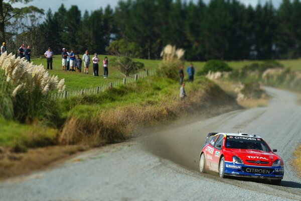 Citroën lors du rallye, au tournant