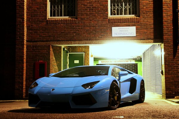 El Lamborghini aventador azul sale del estacionamiento