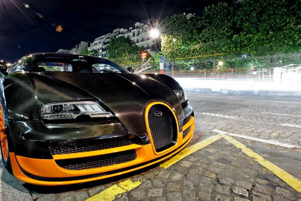 Czarny Tuning Bugatti na nocnej nawierzchni