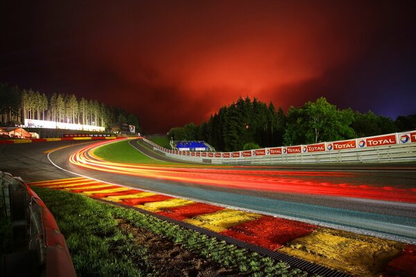 Pista de carreras de coches de noche vacía