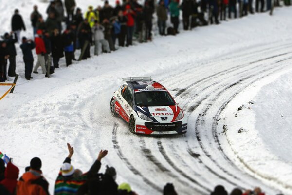 Autorally en hiver, virage serré, spectateurs