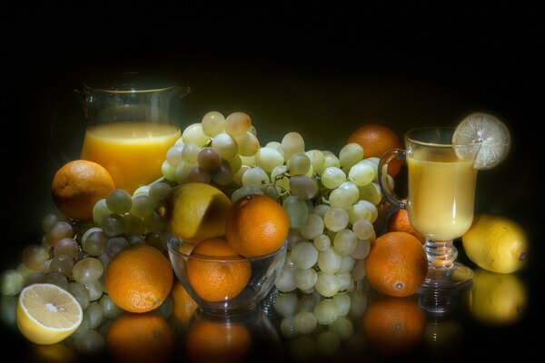 Saft und Obst auf weißem Hintergrund