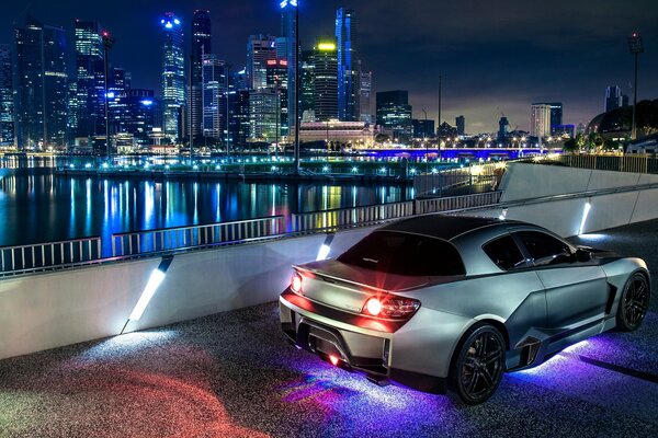 Mazda RX-8 sintonizzata sullo sfondo della città e del neon