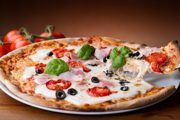 Pizza appetitosa con olive e formaggio