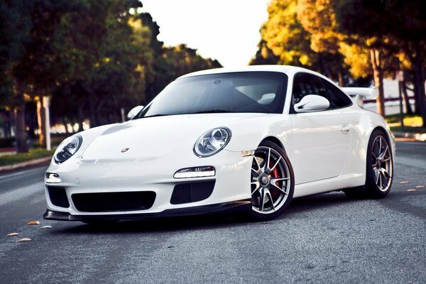 Bianco Porsche 911 jiti3 sull asfalto sotto la sera