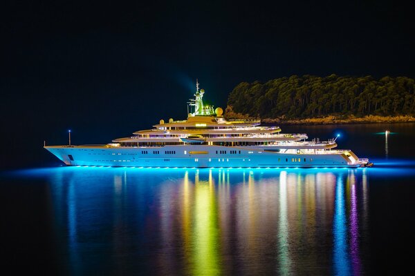 Méga yacht de luxe. Lumières de nuit