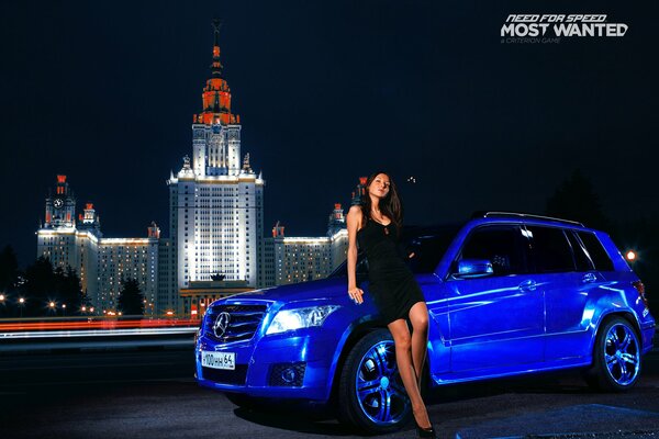 Hermosa chica al lado de un Mercedes azul