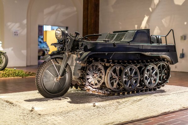 Ein halbes Motorrad aus der Zeit des Zweiten Weltkriegs im Museum